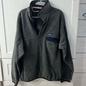 Patagonia Synchilla Size LARGE in Grey With Blue Trim